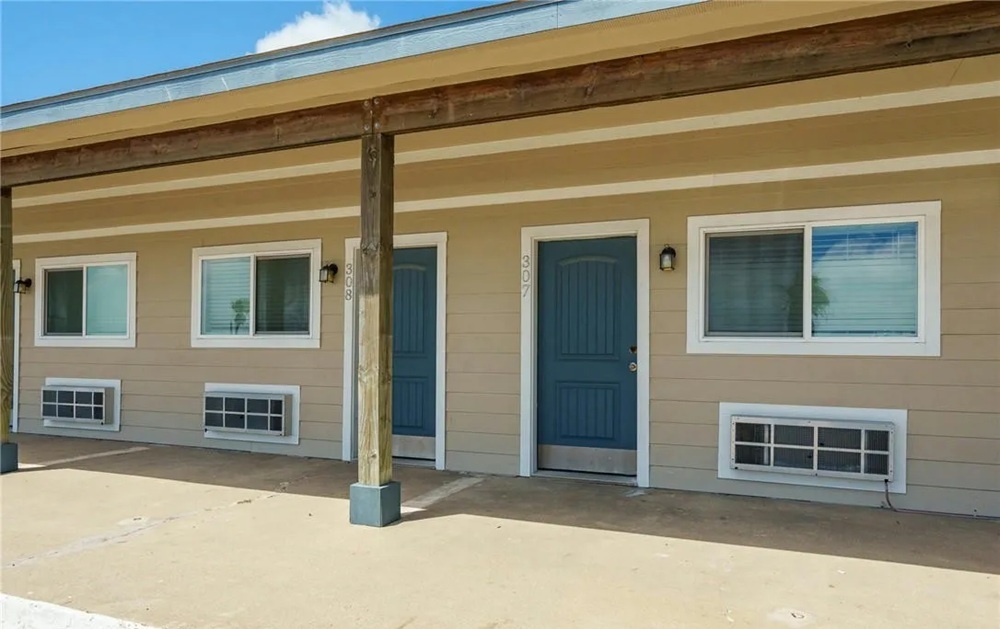 4 Texas Finds from Bayfront Condos to Personal Hangars