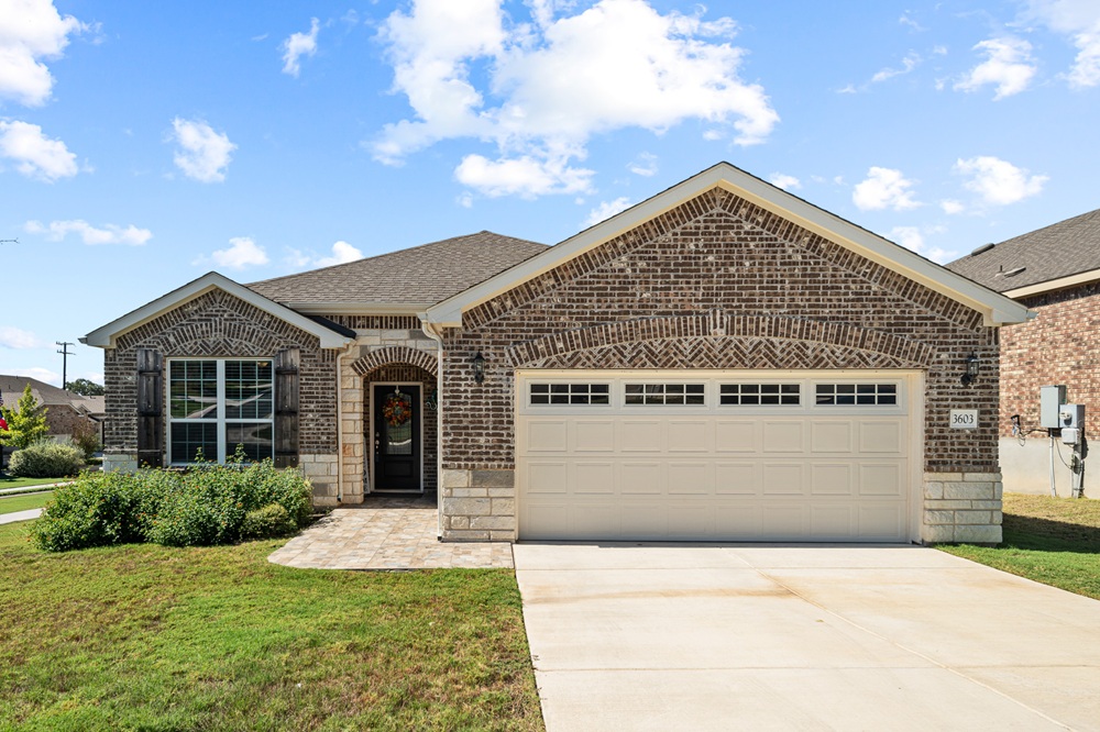 3 San Antonio, Texas Houses with Trendy Kitchens and Inviting Dwelling Areas